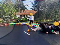 zábava pro děti - trampolína - chalupa k pronajmutí Chlum u Třeboně