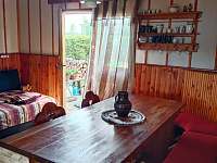 Jídelní prostor je součástí obývacího pokoje - pronájem chaty Jílovice - Lipnice
