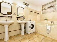 koupelna v přízemí s vanou, toaletou a pračkou - chalupa k pronájmu Lhota u Číměře