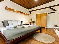 uzavřená ložnice s manželskou postelí - chalupa k pronajmutí Lhota u Číměře