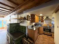 Plně vybavená kuchyňka a krásná kachlová kamna - pronájem chalupy Římov - Dolní Stropnice