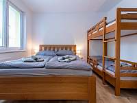 Ložnice s palandou a manželskou postelí (220*160cm) - apartmán ubytování Majdalena (Třeboň)
