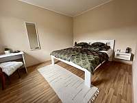 Ložnice - manželská postel s péřovými polštáři - apartmán k pronájmu Lipno nad Vltavou