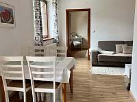 Prostorný obývací prostor s jídelním stolem - apartmán ubytování Lipno nad Vltavou