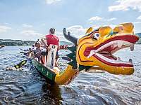 V rámci akce Lipno sport fest se pořádají závody dračích lodí - 