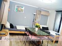 Apartmán 1 - druhá ložnice s jídelním stolem - k pronájmu Český Krumlov - Nové Spolí