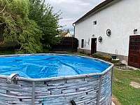 Bazén na zahradě - chalupa k pronájmu Ktiš