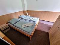 Ložnice s šatní skříní - apartmán ubytování Černé Údolí