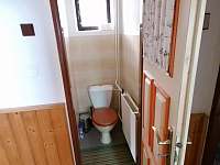 záchod v přízemí - Hoštice u Volyně