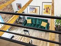 pohled na obývací pokoj z vyvýšeného patra - chalupa ubytování Hamr