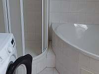 Koupelna vybavená sprchovým koutem, vanou a pračkou - Mnich
