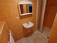 koupelny u pokojů - pronájem chalupy Březí