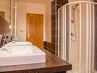 Apartmán Rodvínov - velká koupelna, sprcha, vana, 2 umyvadla - 