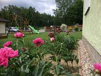 Penzion Francouzská - Krásná velká zahrada s hřištěm a trampolínou pro děti - Rodvínov