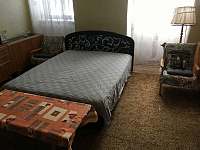manželská postel v prostorném pokoji - chalupa k pronajmutí Majdalena