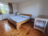 ložnice s manželskou postelí a dětskou postýlkou - chalupa ubytování Dolní Lhota