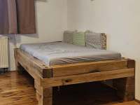 ložnice s manželskou postelí, dětskou postýlkou a samostatné lůžko - Dolní Lhota