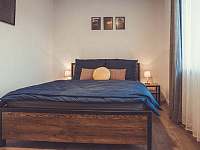 Ložnice 1 s manželskou postelí v přízemí - apartmán ubytování Stachy