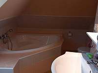 Koupelna s rohovou vanou, umyvadlem, Wc, pračka, fén, - apartmán k pronajmutí Chlum u Třeboně