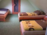 Ložnice se třemi postelemi, komody, možnost přistýlek - pronájem apartmánu Chlum u Třeboně