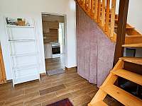 Do ložnic v podkroví vedou dřevěné schody - Číměř - Sedlo