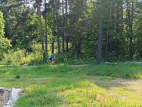 U domu "u cesty" je lesní cesta, která vede k nájezdu na oblíbenou cyklotrasu - Číměř - Sedlo