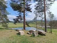 Venkovní ohniště s výhledem na rybník a pastviny nad domkem "u rybníka" - Číměř - Sedlo