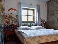 Manželská postel - detail - apartmán k pronajmutí Nový Vojířov