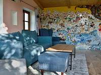 Obývací pokoj je zdobený mozaikou - Nový Vojířov