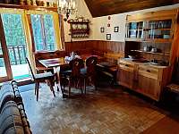 Obývací pokoj s krbem a kamny - chata k pronajmutí Probulov - Doly