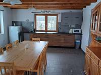 kuchyň s obývákem - chata k pronájmu Kunžak