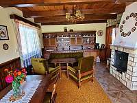 Obývací místnost s krbem - chata ubytování Mladošovice - Lhota