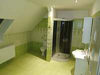 Sprchový kout a WC - apartmán k pronájmu Mezná u Soběslav
