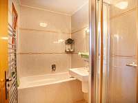 Koupelna s vanou a sprchovým koutem - chalupa k pronájmu Netolice