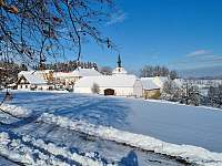 výhled na kostel v zimě - chalupa k pronájmu - Skočice - foto 20