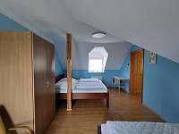 Horní patro velký apartmán, pokoj 2 (3 postele + postýlka) - chalupa ubytování Štítné