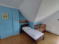 Horní patro velký apartmán, pokoj 2 (3 postele + postýlka) - chalupa k pronájmu Štítné