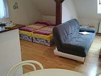 Lůžka v obývacím pokoji - rekreační dům ubytování Nová Bystřice