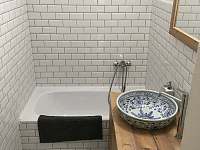koupelna s vanou - chalupa ubytování Mnich u Kamenice nad Lipou