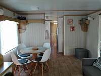 Obývací pokoj s jídelnou - chata k pronájmu Planá nad Lužnicí
