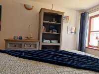Modrá ložnice s manželskou postelí - pronájem apartmánu Laziště