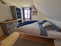 Modrá ložnice s manželskou postelí - apartmán k pronájmu Laziště