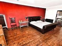 Červená královská ložnice - 3 osoby - manželská postel + jednolůžko, - chalupa k pronájmu Chmelná 3