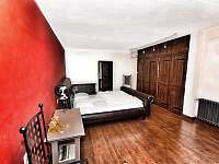 Červená královská ložnice - 3 osoby - manželská postel + jednolůžko, - chalupa k pronajmutí Chmelná 3
