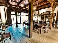 Rezidenční sál a obývací pokoj jsou dominantou celého objektu - chalupa ubytování Chmelná 3