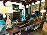 Společenská místnost s televizorem slouží jako obývací pokoj - pronájem chalupy Chmelná 3