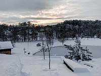 zimní pohled na jezero a park - Varvažov