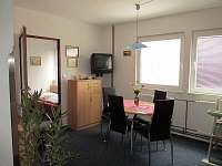 Obývací pokoj a jídelna - apartmán k pronájmu Albeř