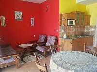 obývací část s kuchyňským koutem - pronájem apartmánu Jetětice - Červená