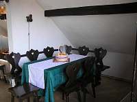 Obývací místnost - jídelní kout - chalupa k pronajmutí Ratiboř